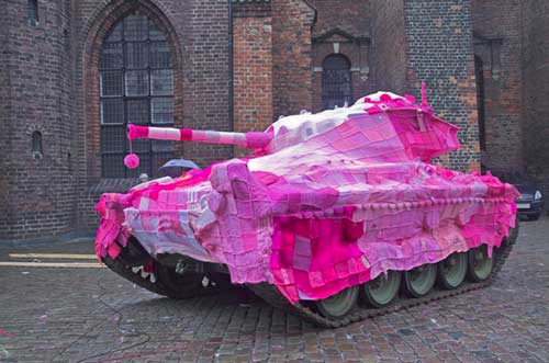 Tanque de guerra cubierto en tejido crochet